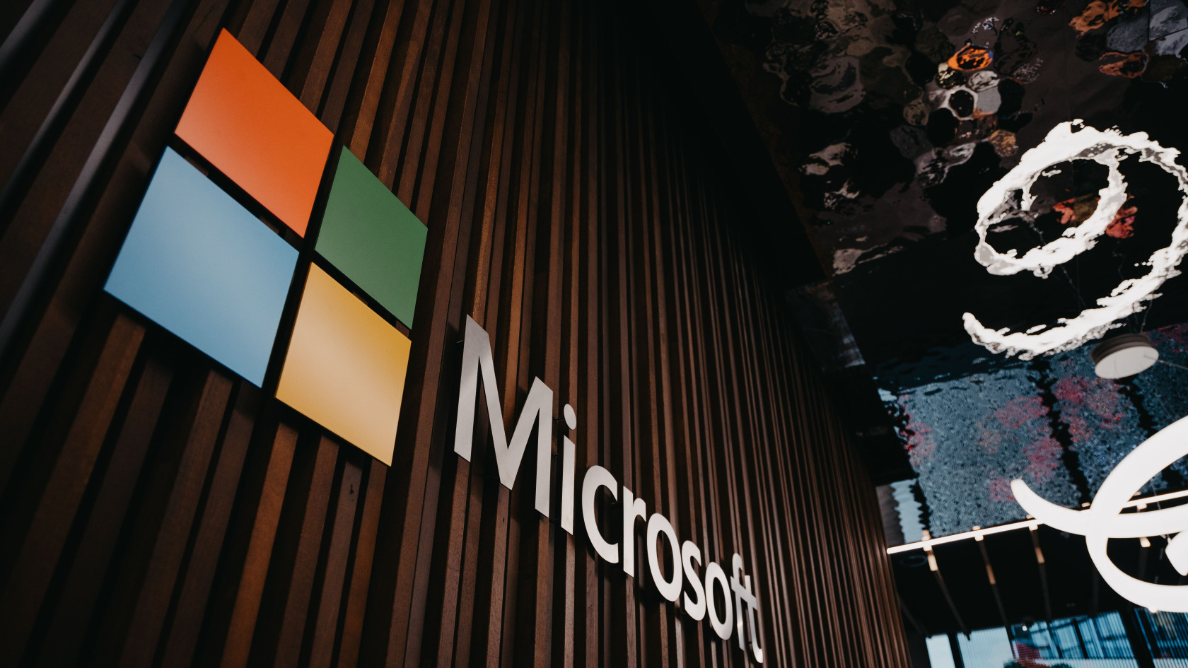 Microsoft отключает «Темы от Copilot» в Outlook до конца октября